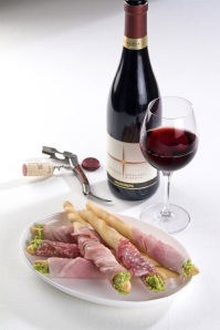 piatto-pronto-grissini-salumi-bicchiere-di-vino-vino-rosso-bottiglia-cavatappi